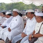 Kepala Dinas PMA Provinsi Bali Hadiri Upacara Pengelukatan Agung Banyu Pinaruh