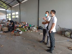 Kadis PMA Bali Tinjau Pengelolaan Sampah di TPS3R Bualu